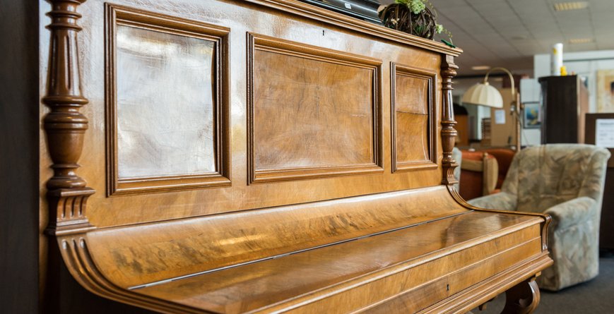 Ein altes ehrwürdiges Klavier aus Holz.
