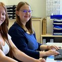 Milena Walprecht als Auszubildende für Büromanagement und Johanna Szameitat als Auszubildende im Gesundheitsmanagement 