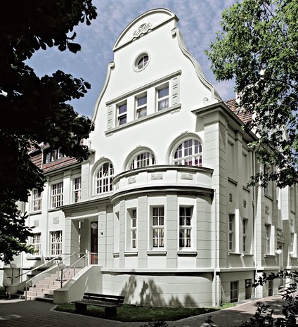 Die klassizistische Fassade des Seniorenzentrums Marthaheim im Sonnenschein.