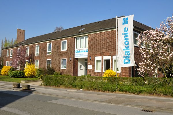Die Fassade der Geschäftsstelle des Diakonischen Werkes Gladbeck-Bottrop-Dorsten im Sonnenschein.