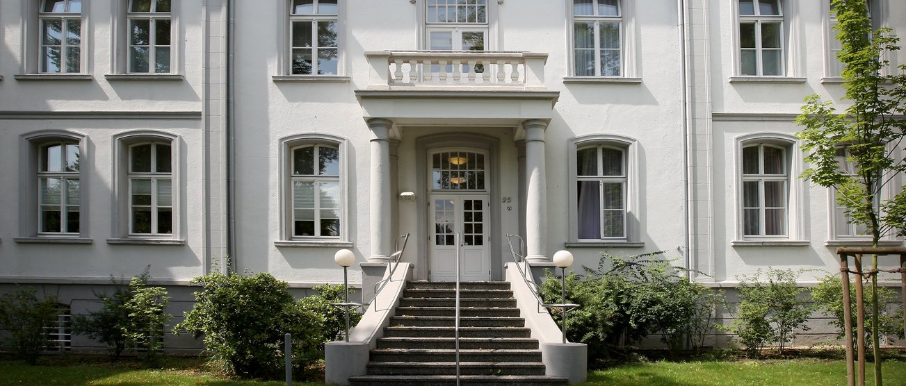 Die klassizistische Fassade des Seniorenzentrums Vinzenzheim im Sonnenschein. Vinzenzheim_4.jpg