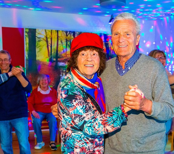 Ein glückliches Seniorenpaar beim tanzen.