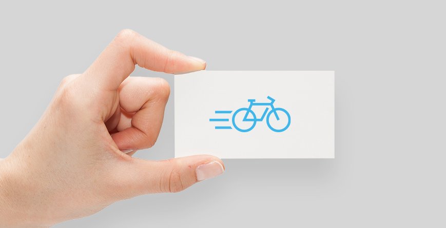 Eine Hand hält eine Karte mit einem stilisierten Fahrrad.
