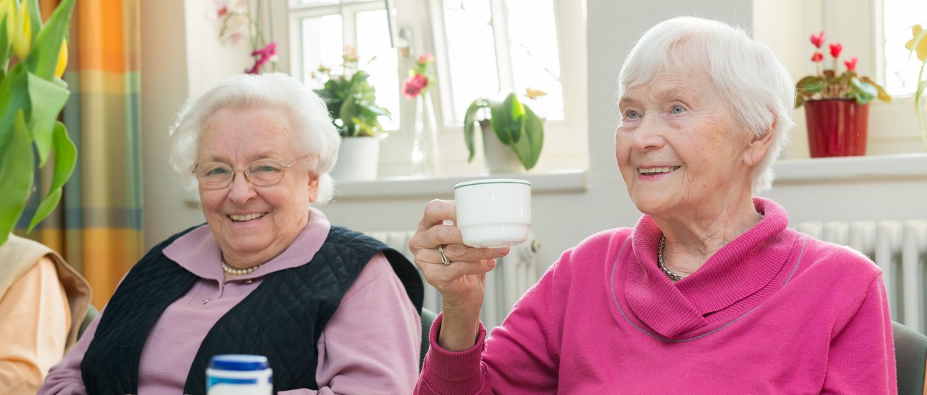Zwei Frauen im besten Alter sitzen an einem Tisch und trinken Kaffee. 150318_DiakonieBottrop_094.jpg