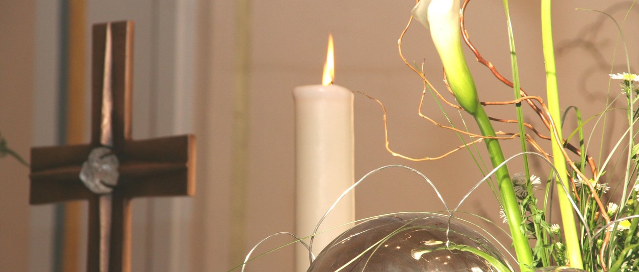 Ein Kirchenaltar mit Blumenstrauß und  brennender Kerze. Altarstillleben-2.jpg